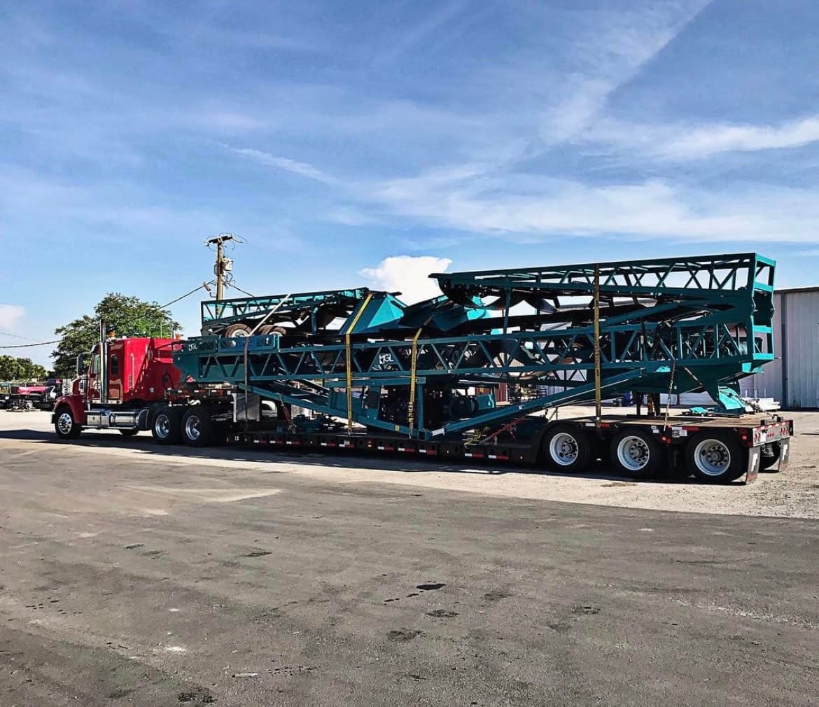 Long construction load on a removable gooseneck trailer